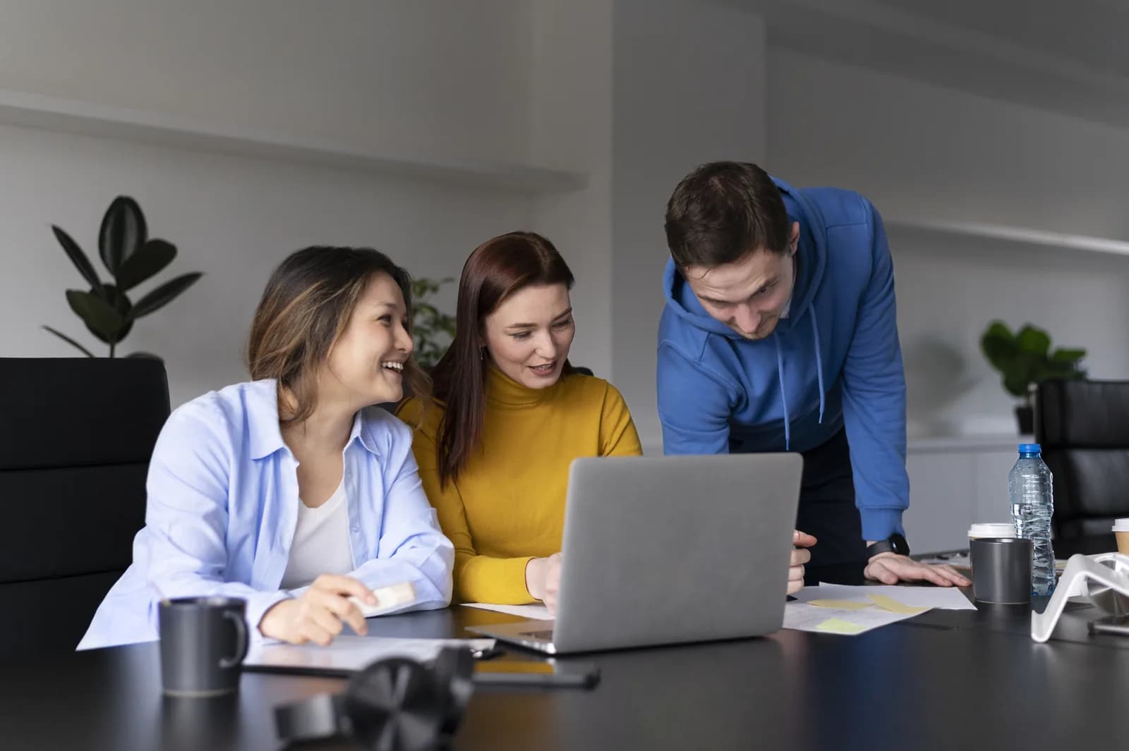 Equipo de una empresa revisando sus facturas por cobrar en una laptop antes de solicitar factoring